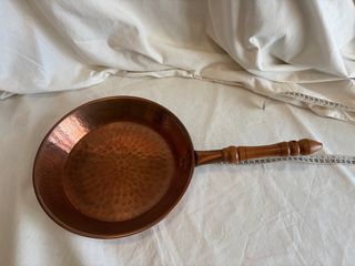 Set di padelle in rame e legno