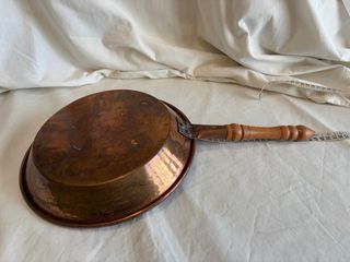 Set di padelle in rame e legno