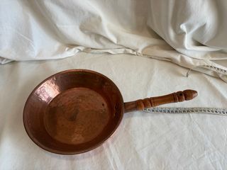 Set di padelle in rame e legno