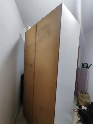 Armario de madera blanco