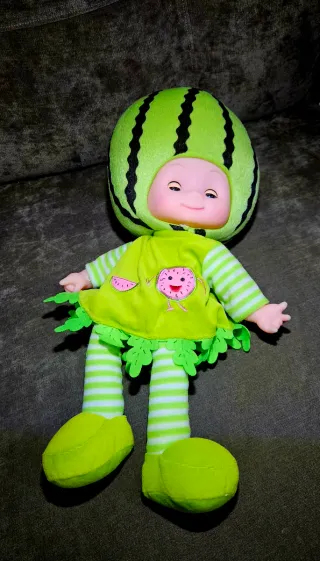 Muñeca suave musical cabeza fruta
