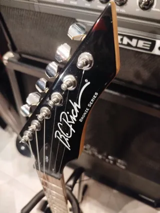 Guitarra estilo Mockingbird