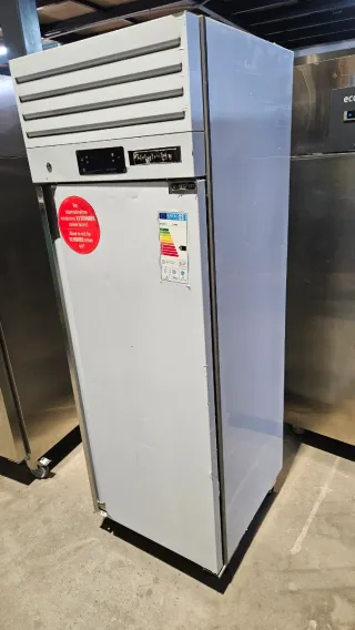 Congelador vertical Saro