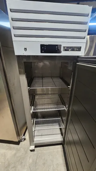 Congelador vertical Saro