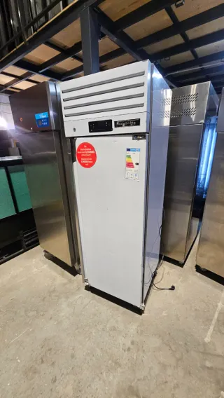 Congelador vertical Saro