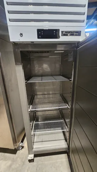 Congelador vertical Saro