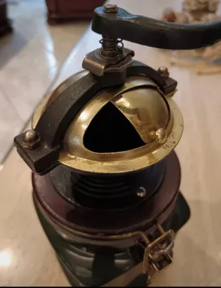 Macinacaffè vintage in metallo e legno