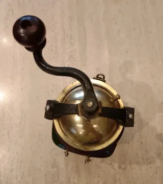 Macinacaffè vintage in metallo e legno