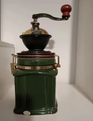 Macinacaffè vintage in metallo e legno