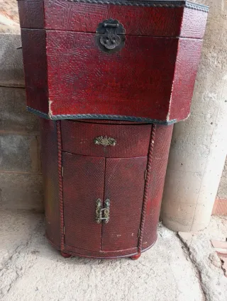 Baúl de madera y cuero rojo