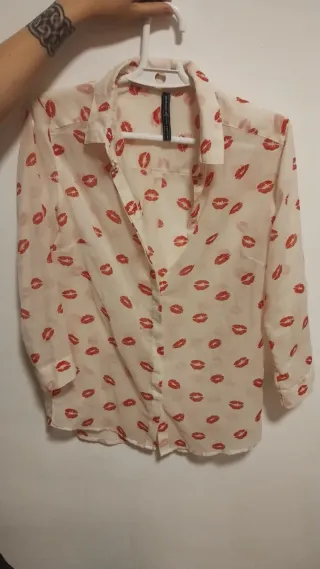 Camisa pinup con estampado de labios rojos