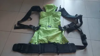 Mochila portabebés Kibi verde lunares