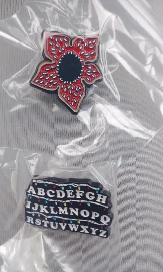 Pins Stranger Things Demogorgon y Alfabeto