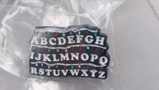 Pins Stranger Things Demogorgon y Alfabeto