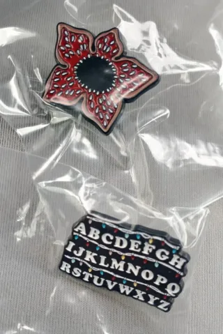 Pins Stranger Things Demogorgon y Alfabeto