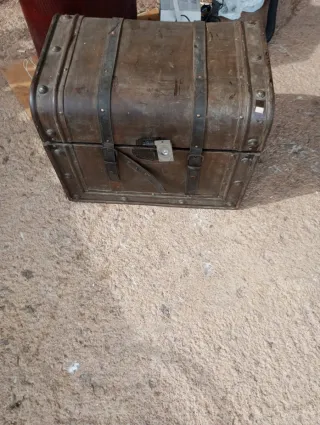 Baúl de madera antiguo