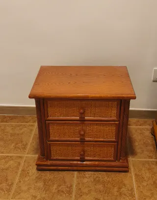 Mesita de noche de madera y mimbre