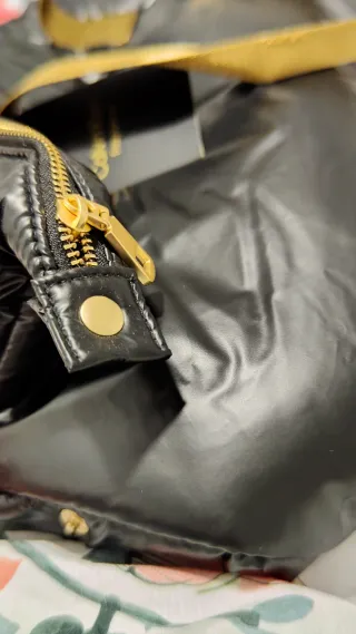 Bolso de viaje Calvin Klein negro y dorado