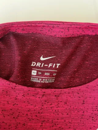 Camiseta técnica Nike rojo-burdeos