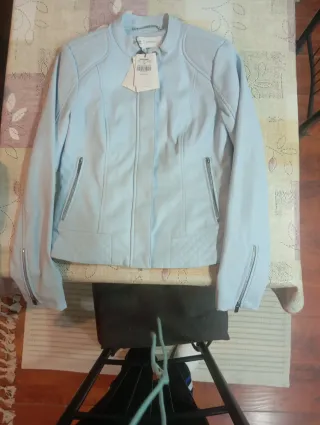 Cazadora de cuero azul