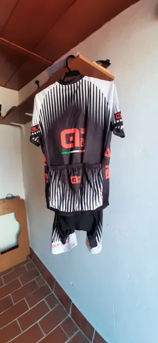 Equipación Ciclismo QLE Negra y Roja