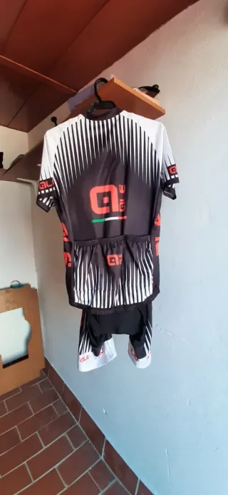 Equipación Ciclismo QLE Negra y Roja