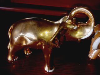 2 Elefantes decorativos em cerâmica