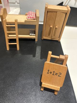 Muebles casa muñecas: litera, armario y pizarra