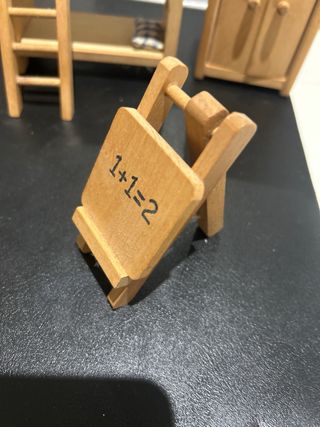 Muebles casa muñecas: litera, armario y pizarra