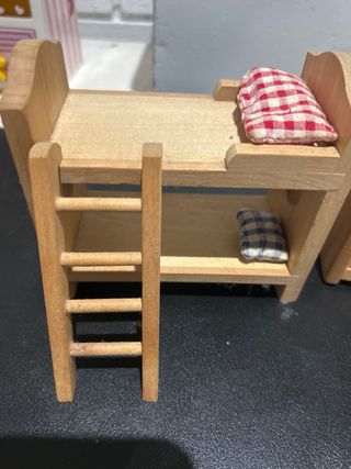 Muebles casa muñecas: litera, armario y pizarra