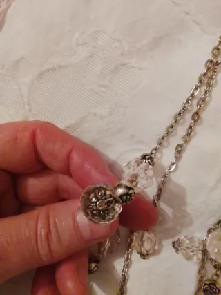 Collar bolas transparentes y plateadas