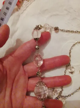 Collar bolas transparentes y plateadas