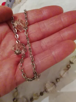 Collar bolas transparentes y plateadas