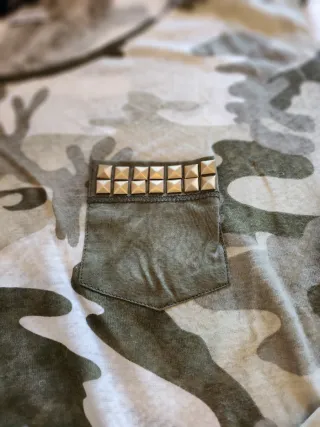 Camiseta Bershka camuflaje con tachuelas