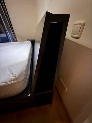 Cama de madera negra sin colchón