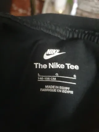 Camiseta Nike Negra con Logo y Tiras Laterales