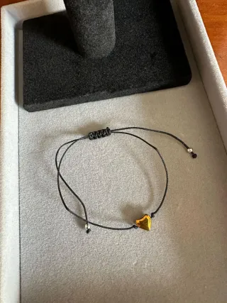 Braccialetto cordino nero con cuore oro