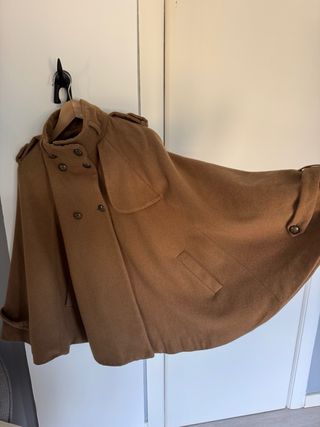 Abrigo capa Stradivarius marrón