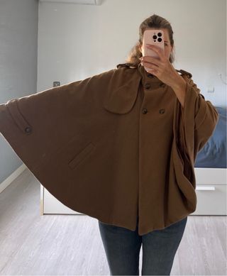 Abrigo capa Stradivarius marrón