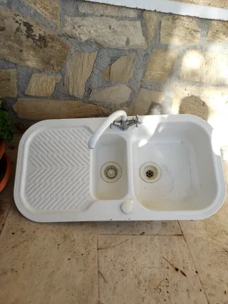 Fregadero doble blanco con grifo