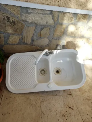 Fregadero doble blanco con grifo