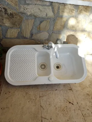 Fregadero doble blanco con grifo