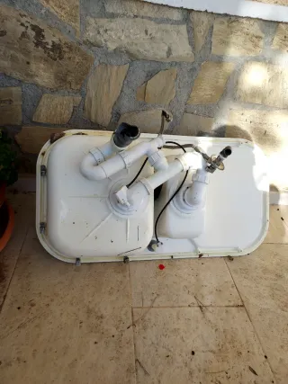 Fregadero doble blanco con grifo