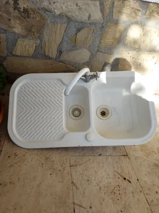 Fregadero doble blanco con grifo