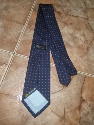 Corbata azul con estampado de rombos