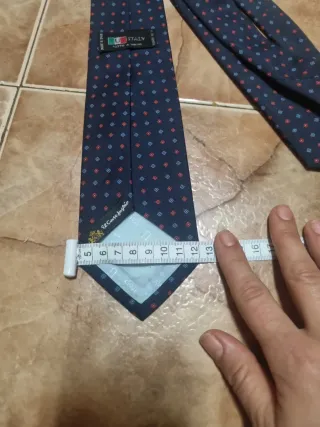 Corbata azul con estampado de rombos