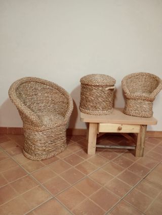 Conjunto Muebles Mimbre: Sillón y Taburetes