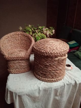 Conjunto Muebles Mimbre: Sillón y Taburetes