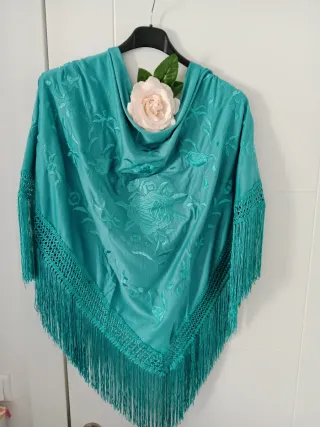 Mantoncillo bordado floral