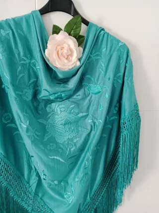 Mantoncillo bordado floral